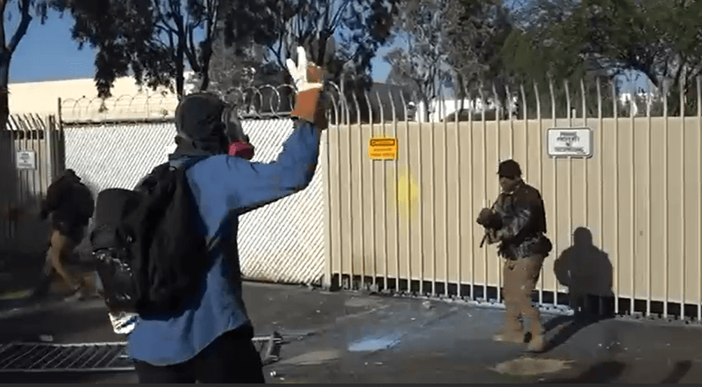 Imágenes: Protesta afuera de sede de ICE en Tucson termina en enfrentamiento