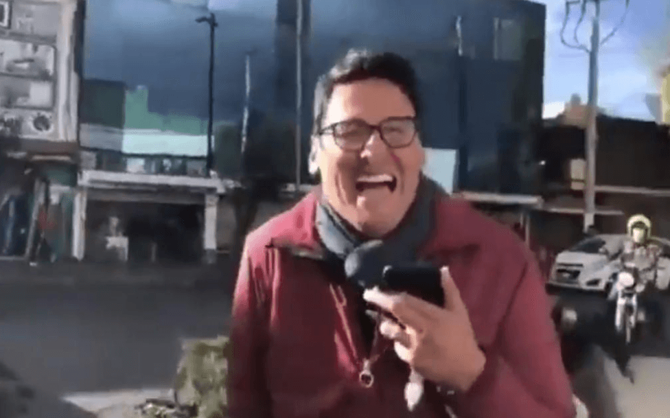 “¡Ah caray, soy yo!”: la reacción de un reportero que generó decenas de memes
