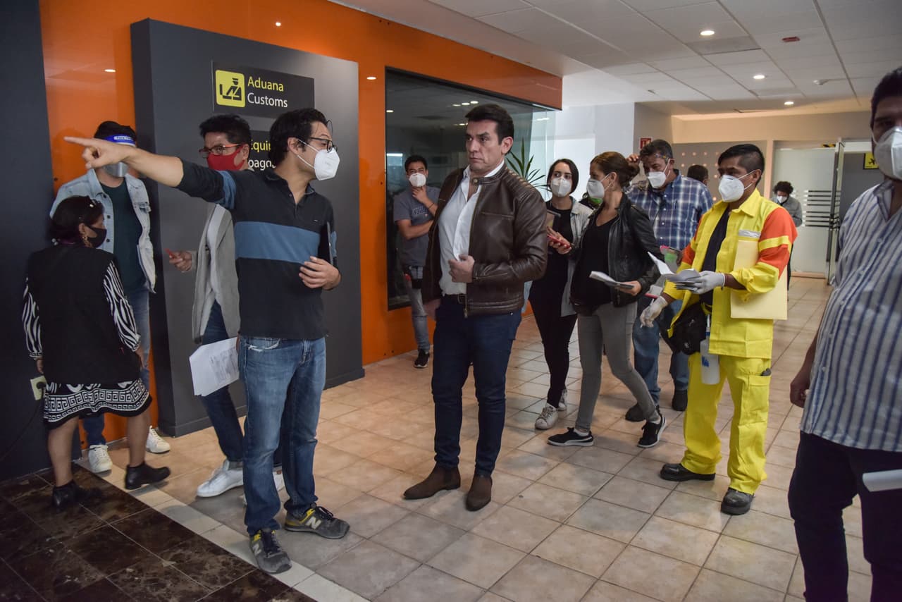 La protagonista no se imaginaba que el villano sí sabía y prepara su venganza. Aquí el actor Jorge Salinas preparando, con el equipo de producción, la escena.