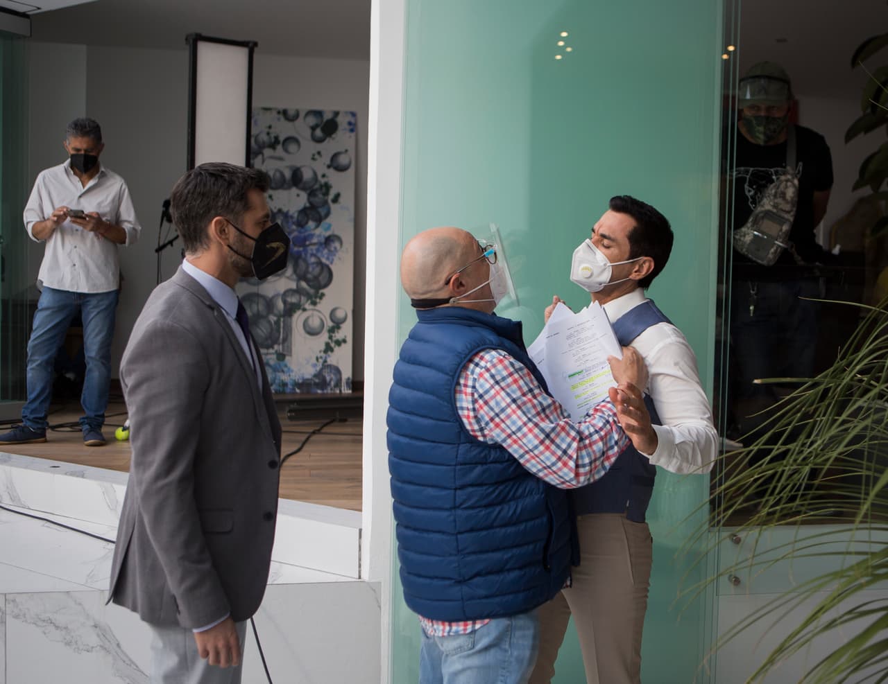 Aquí Christian de la Campa y David Zepeda ensayan la escena.
