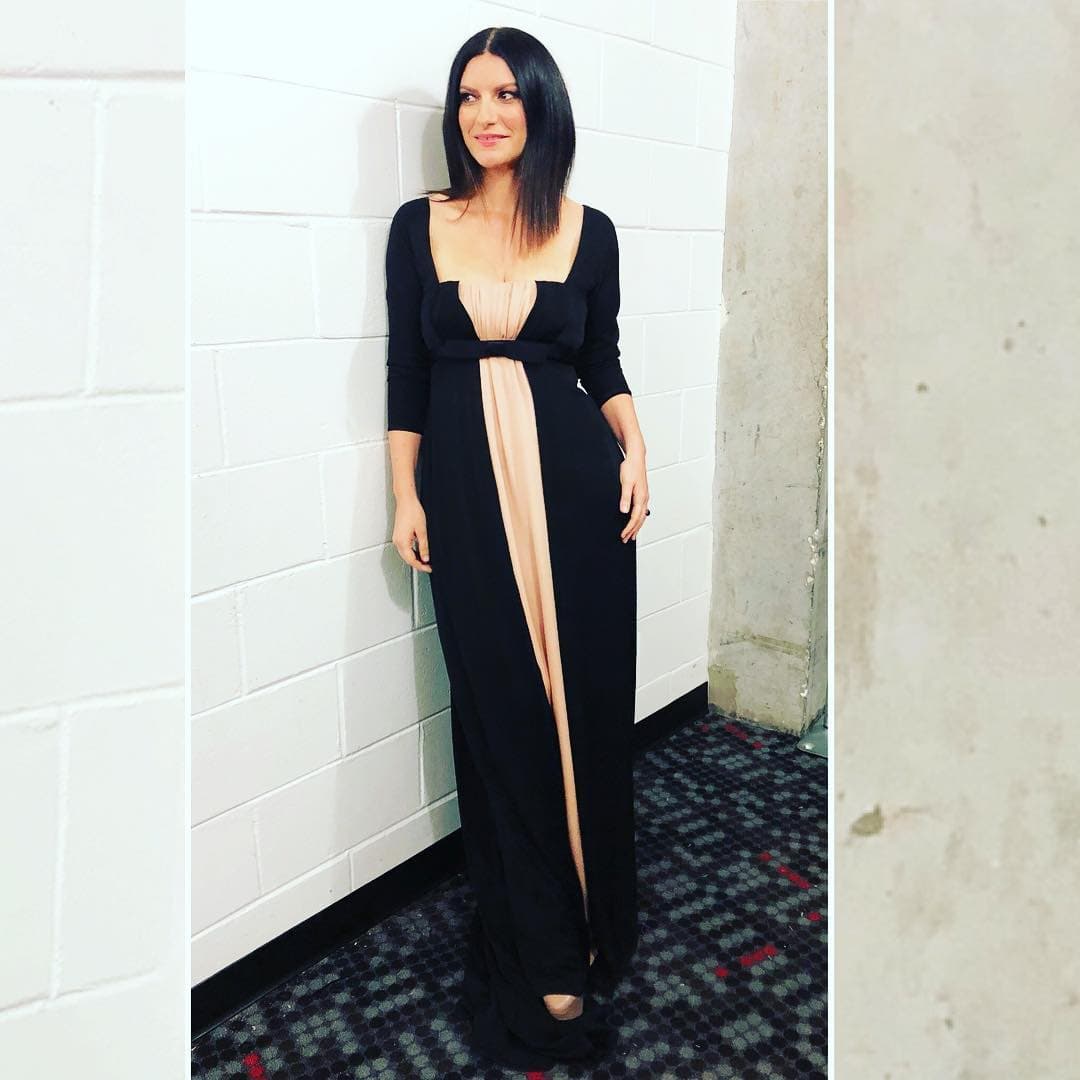 La interprete italiana eligió un vestido negro para la gala
