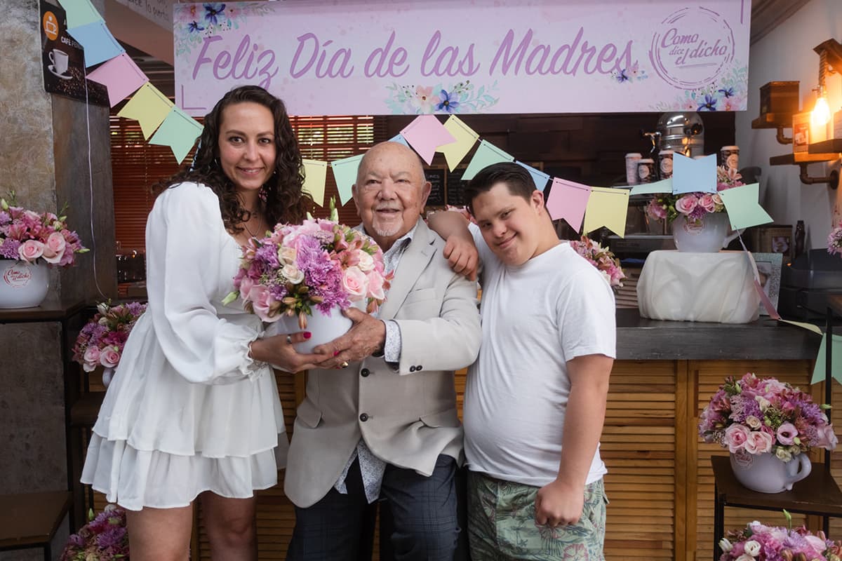 Todas recibieron un bello arreglo de flores.