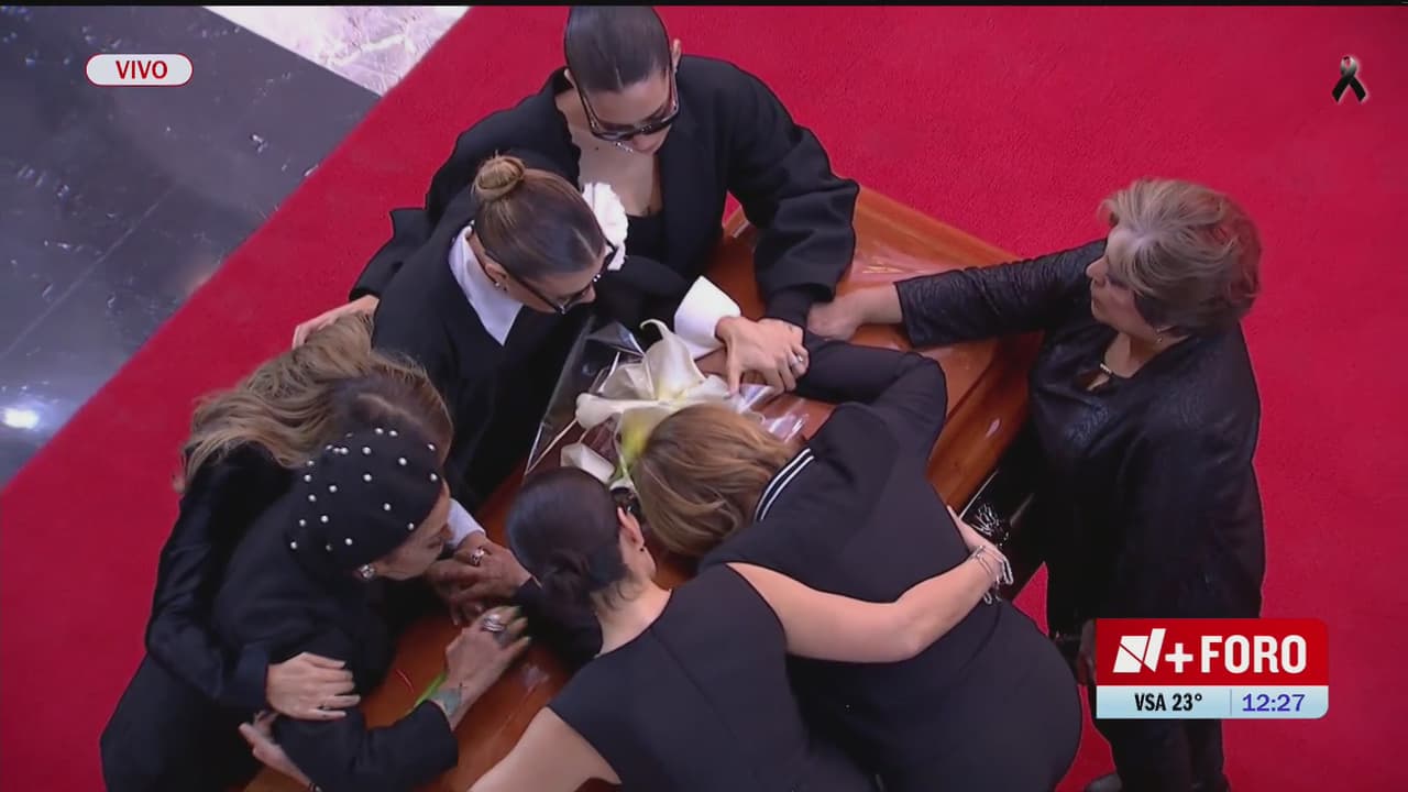 Hijas y nietas de Silvia Pinal realizan última guardia de honor a la diva mexicana en Bellas Artes