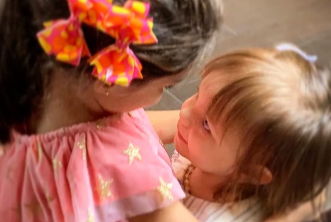 Aitana y Kailani intercambian tiernas miradas y Alessandra Rosaldo las presume en redes