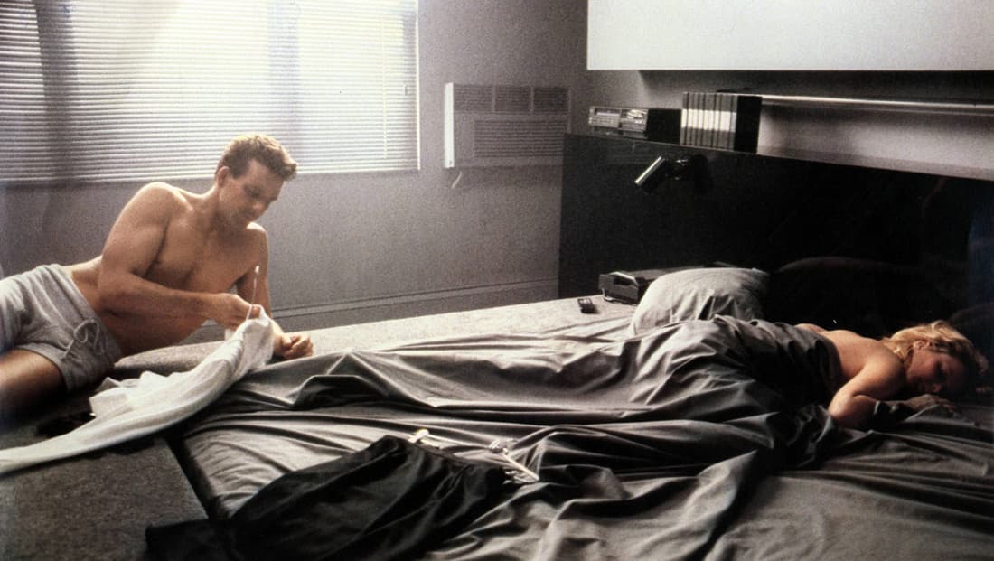 'Elizabeth', una trabajadora de una galería de arte, se involucra sexualmente con 'John' (FOTO: MGM)