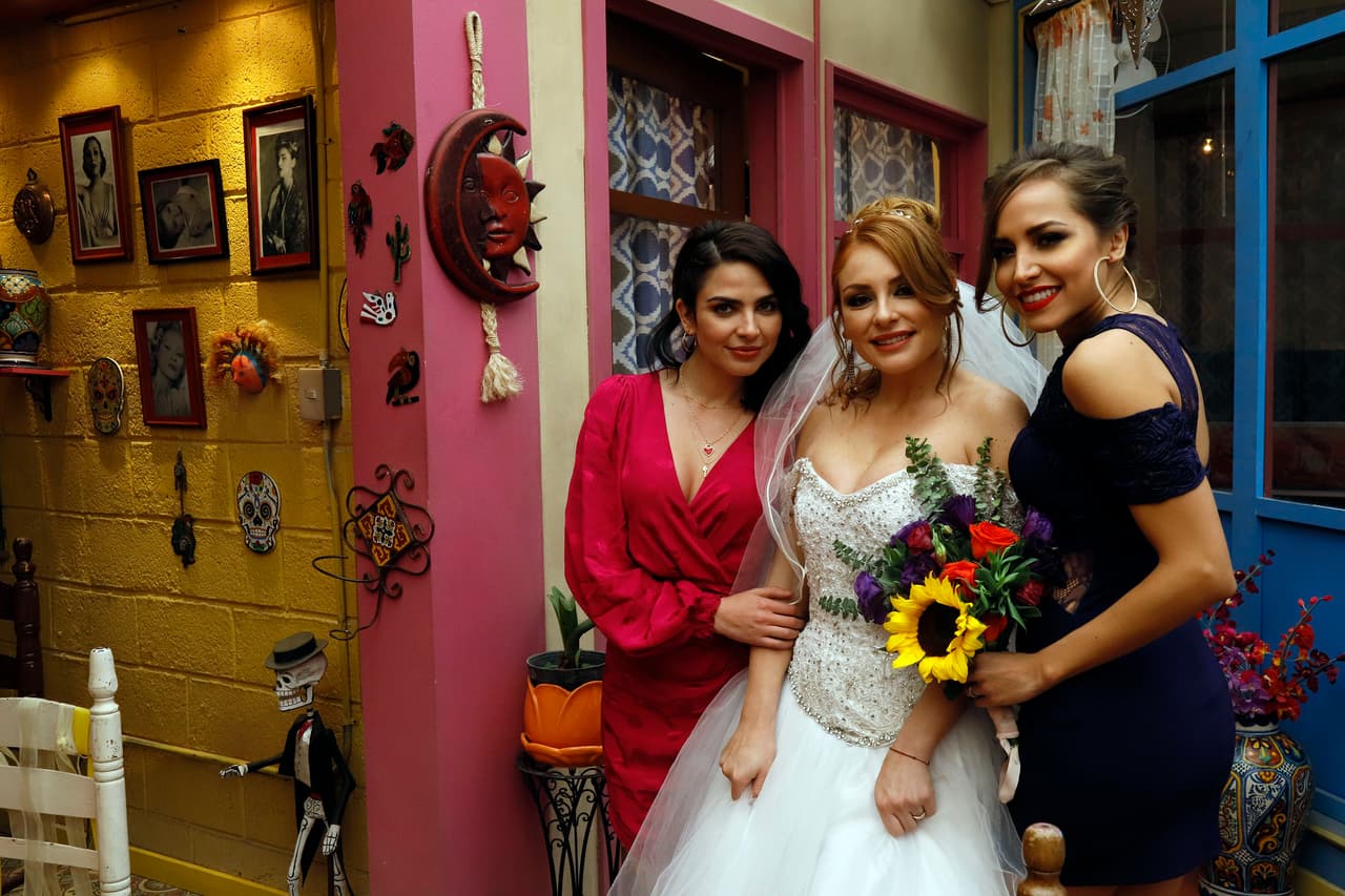 Aquí la novia con dos de sus mejores amigas: 'Fabiana' y 'Tina'.