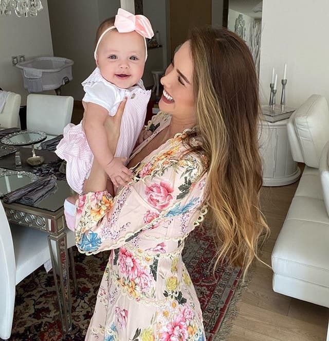 La tarde del domingo 12 de abril, Favela compartió una foto en su cuenta de Instagram para celebrar los seis meses de su pequeña hija. "¡Me has regalado los 6 meses más hermosos de mi vida! Te amo por siempre y para siempre", escribió la actriz.