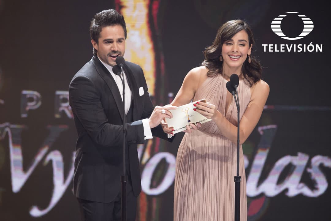 José Ron y Esmeralda Pimentel mostraron su mejor sonrisa. Definitivamente portaron los mejores atuendos de la noche.