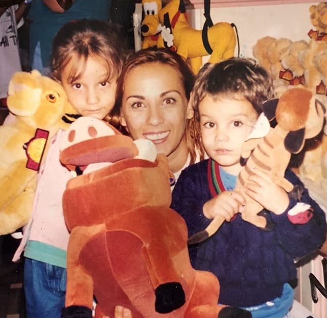 Sus hijos tan solo se llevan un año y medio de edad, de acuerdo con Duval, quien contó que cuando su hija mayor tenía 9 meses, se embarazó de Michel, su hijo menor.