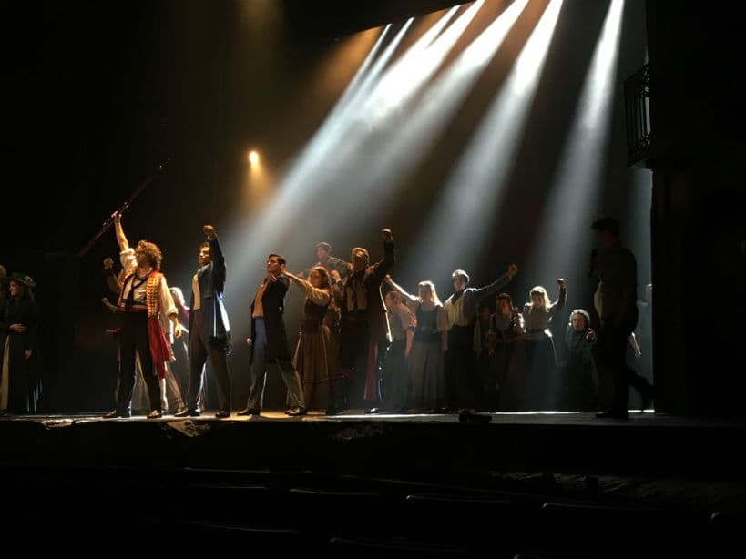 Famosos se unen en apoyo a 'Los Miserables'