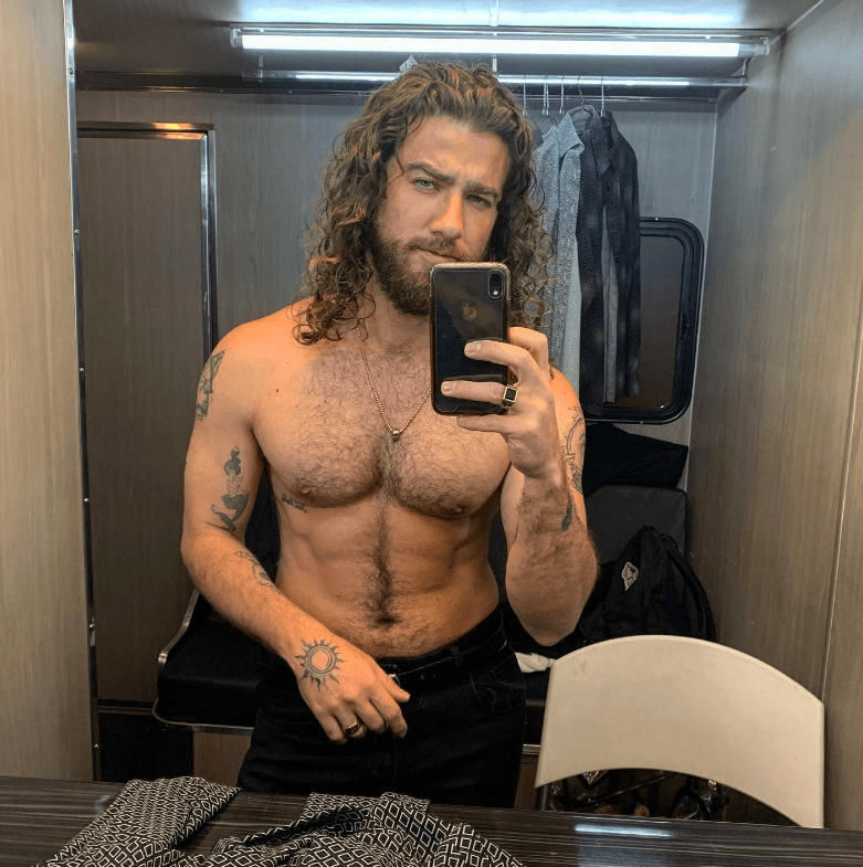 El actor asegura que lo que más ama de dar vida a diferentes papeles es la oportunidad de representar cosas que sabe que nunca hará, sentirse totalmente ajeno a él y de la vida cotidiana.