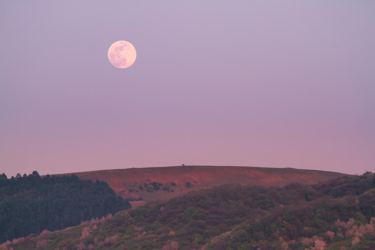 Hoy entra la Luna llena en Sagitario: te explicamos cómo afectará tu energía y qué rituales hacer para potenciarla