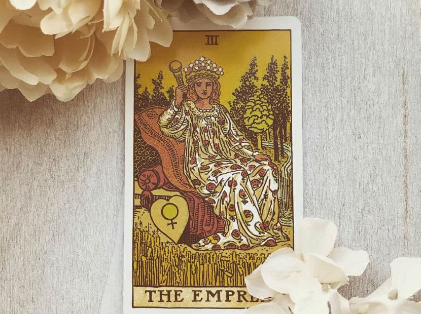 La Emperatriz. Es la armonía entre el espíritu, la mente, el equilibrio y la emotividad. La maternidad, la feminidad, la sensualidad, la afectividad