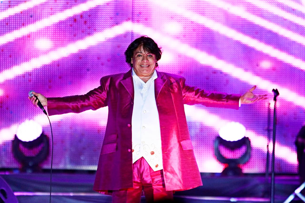 Martha Figueroa asegura que Juan Gabriel está vivo y lo prueba con foto