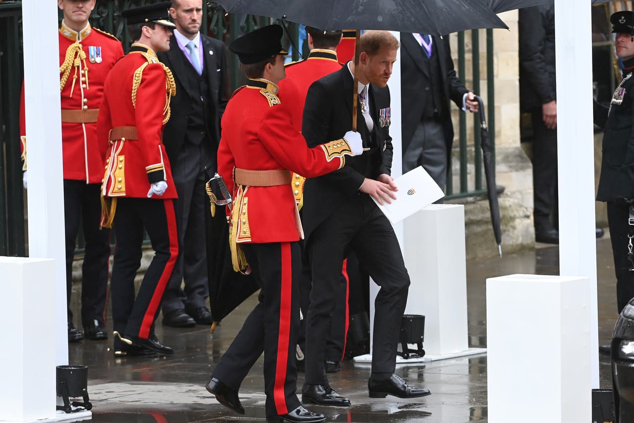 Harry tuvo una presencia fugaz y casi nula en la coronación de su padre, el rey Carlos III.