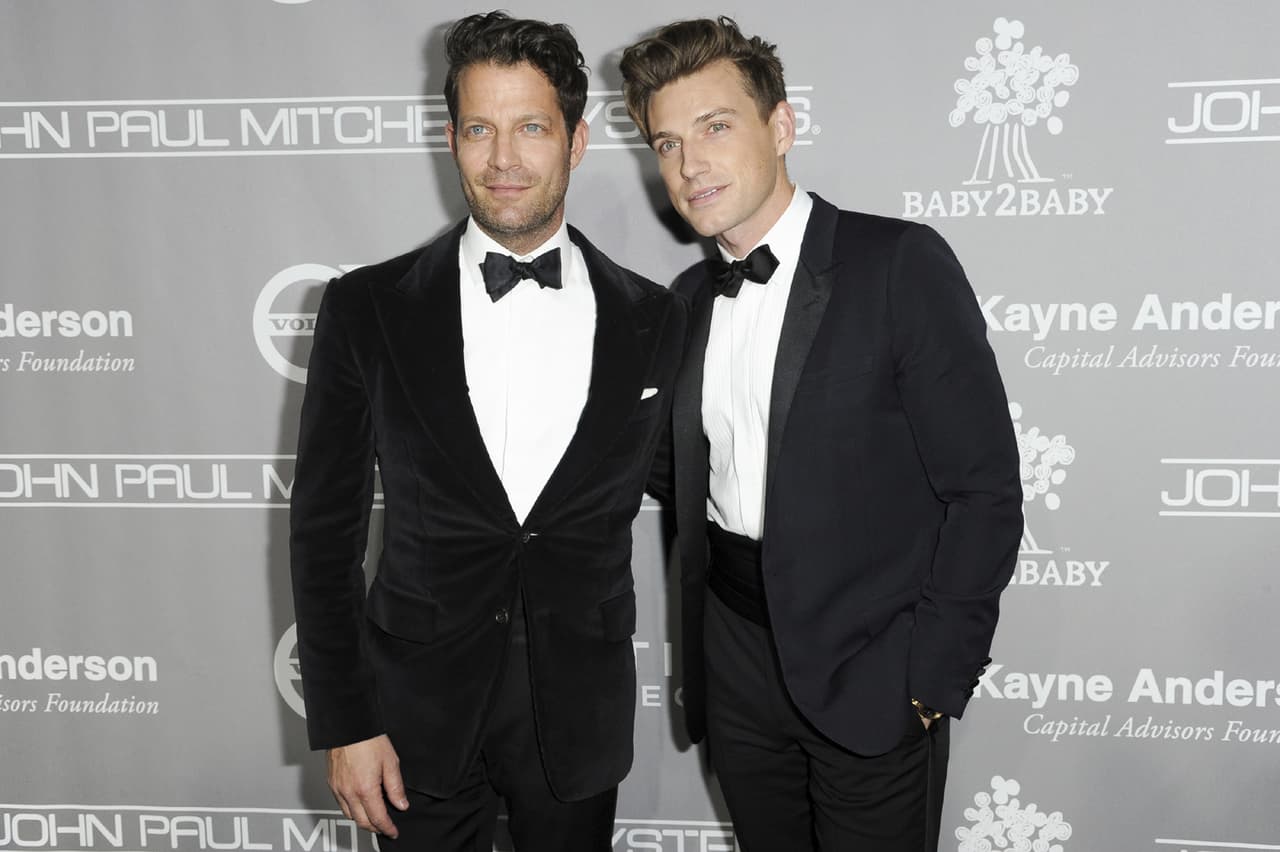Los diseñadores de interiores Nate Berkus y Jeremiah Brent, quienes tienen su propio programa televisión en la cadena TLC, poseen una amplia sonrisa, ojos claro y un nariz ancha.