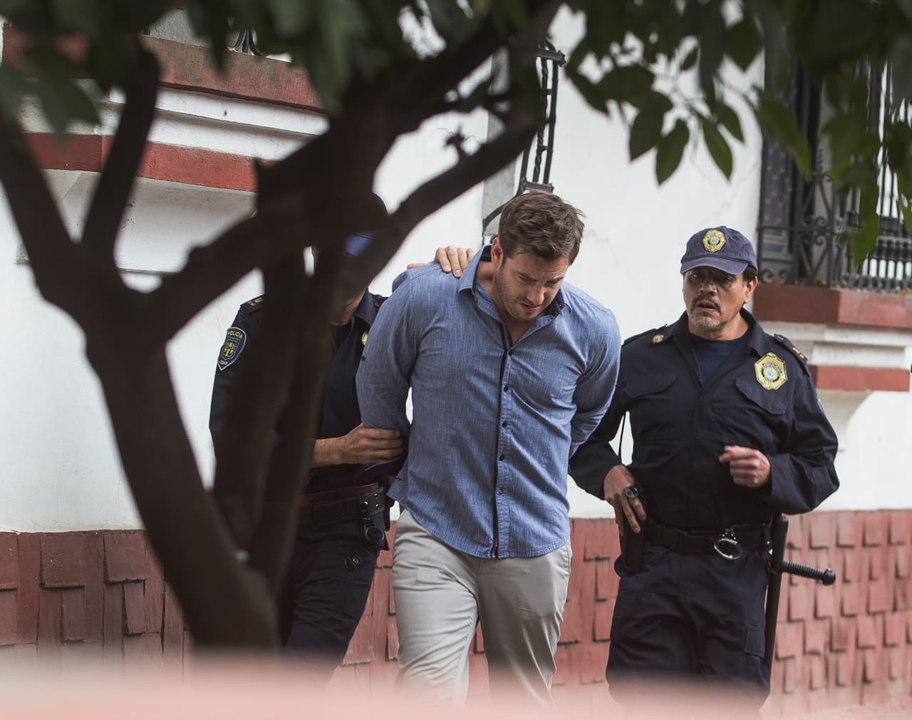 Pero cuando la policía llega a detenerlo, él se echa a correr.