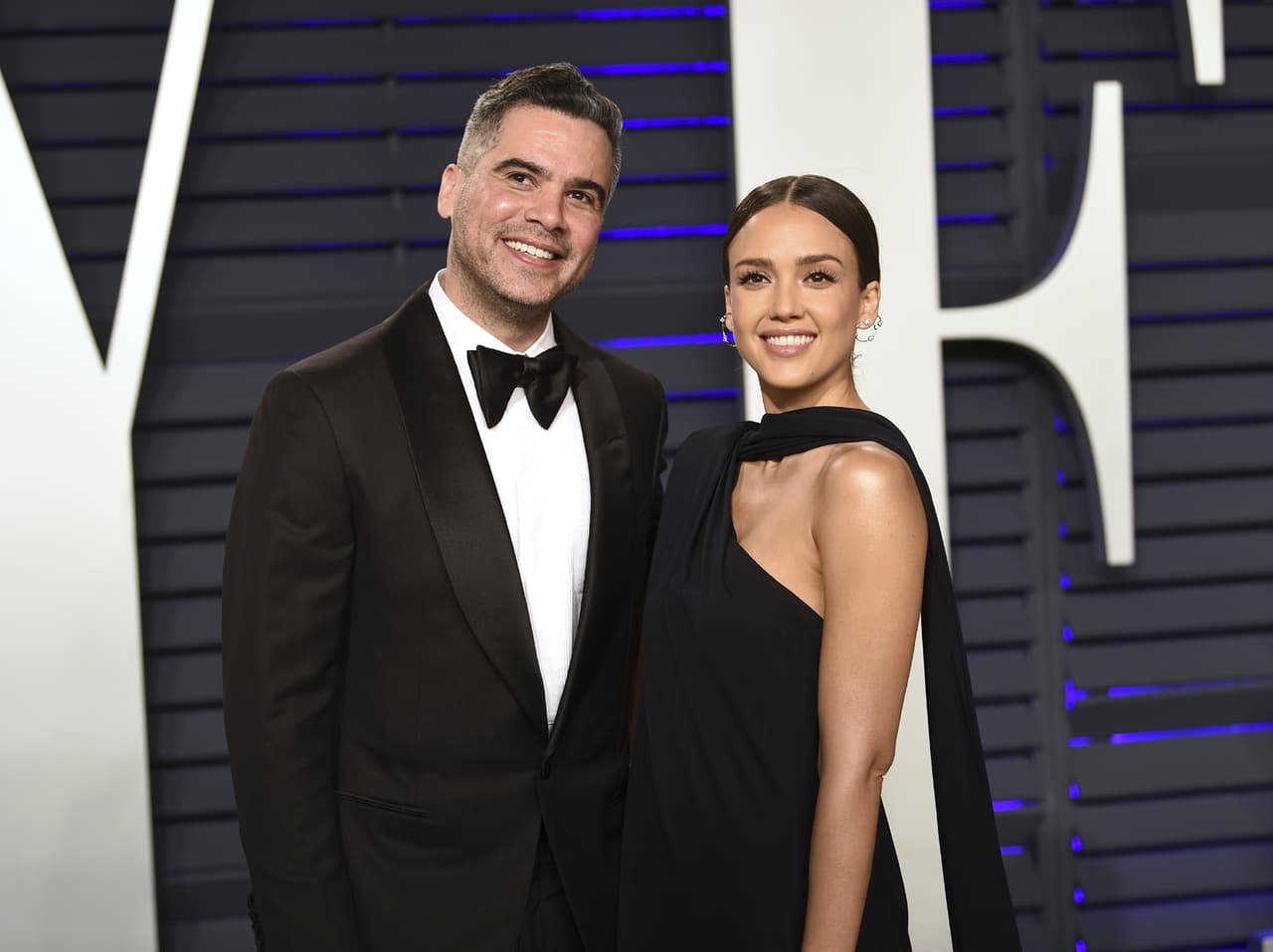 Jessica Alba y Cash Warren, quienes son padres de tres bellos niños, parecen tener la misma mirada, además que la forma de su rostro es muy similar.