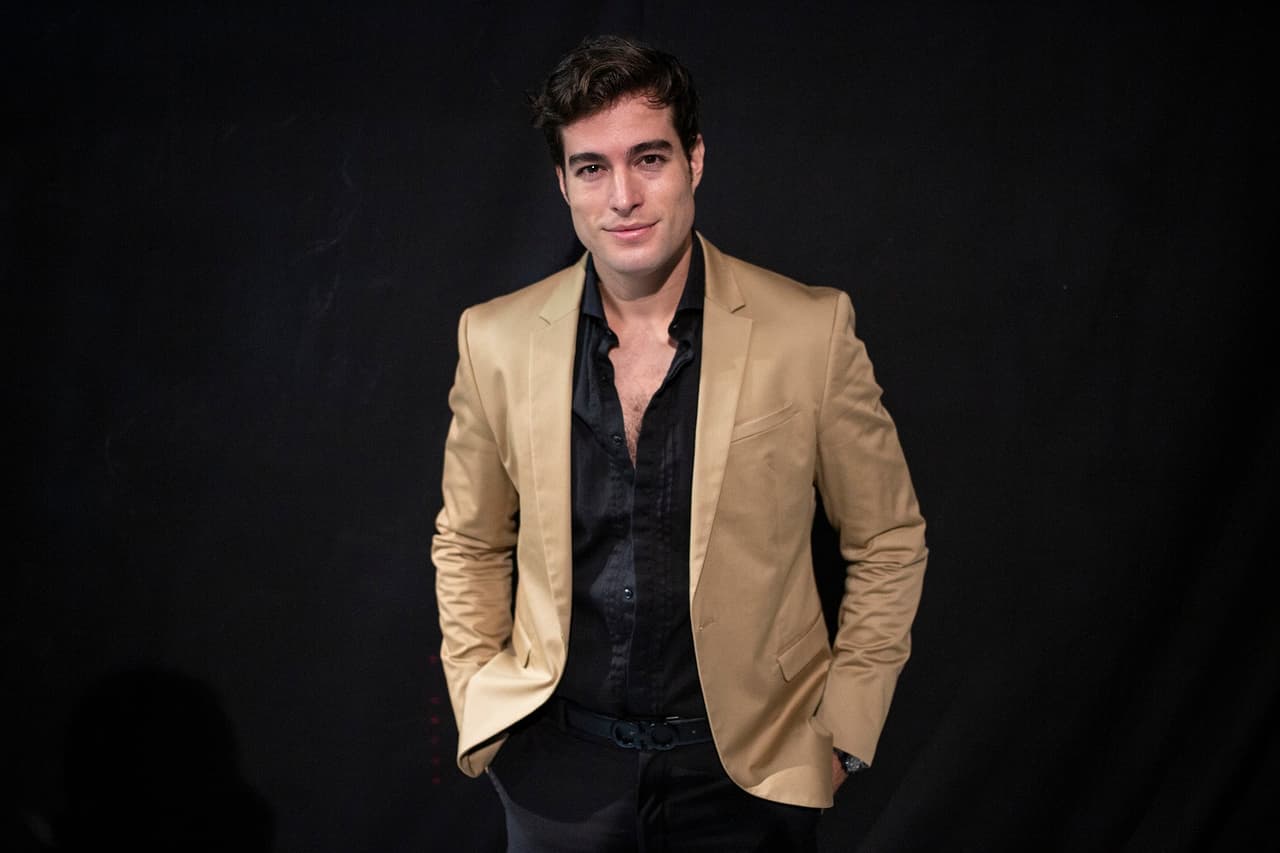 Danilo Carrera encarnará a ‘Álvaro’ y en entrevista, el actor contó los primeros detalles de su personaje: “Es muy complejo, muy complicado y para que la gente pueda entenderlo, tengo que darle muchísimos matices, es un personaje que siempre está improvisando qué va a decir y qué va hacer”.