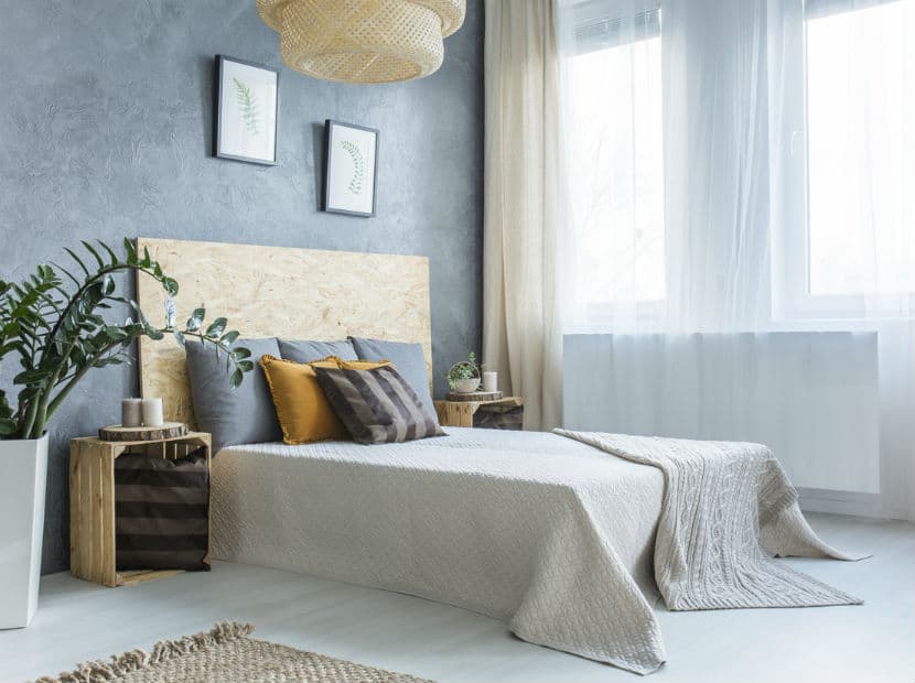 Aleja tu cama de la puerta de la entrada y jamás la pongas en su dirección, escaparía tu energía vital