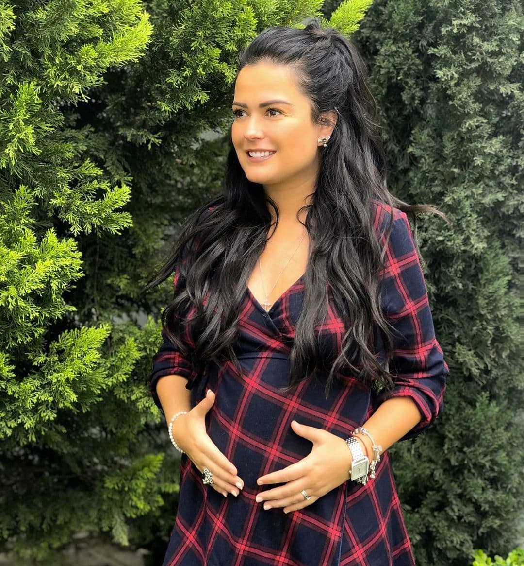 Mariana Echeverría anunció su embarazo el pasado 8 de abril a través de Instagram y en entrevista a Las Estrellas compartió que fue un proceso difícil porque: “Yo tenía algunos problemas para embarazarme y me fui a hacer unos estudios. Estuve varios meses así hasta que por fin logramos que una de mis trompas se destapara y el doctor dijo que ya podía, y al primer intento quedé embarazada".