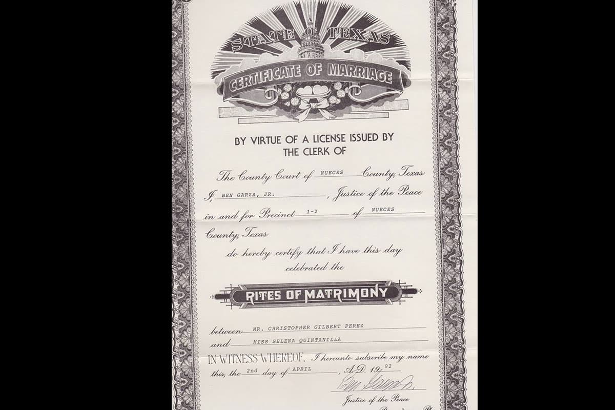 En 1992 Selena y Chris se casaron a escondidas en una pequeña ceremonia por el civil. Acto que no le quedó de otra al padre de la cantante que aceptar la decisión de su hija.