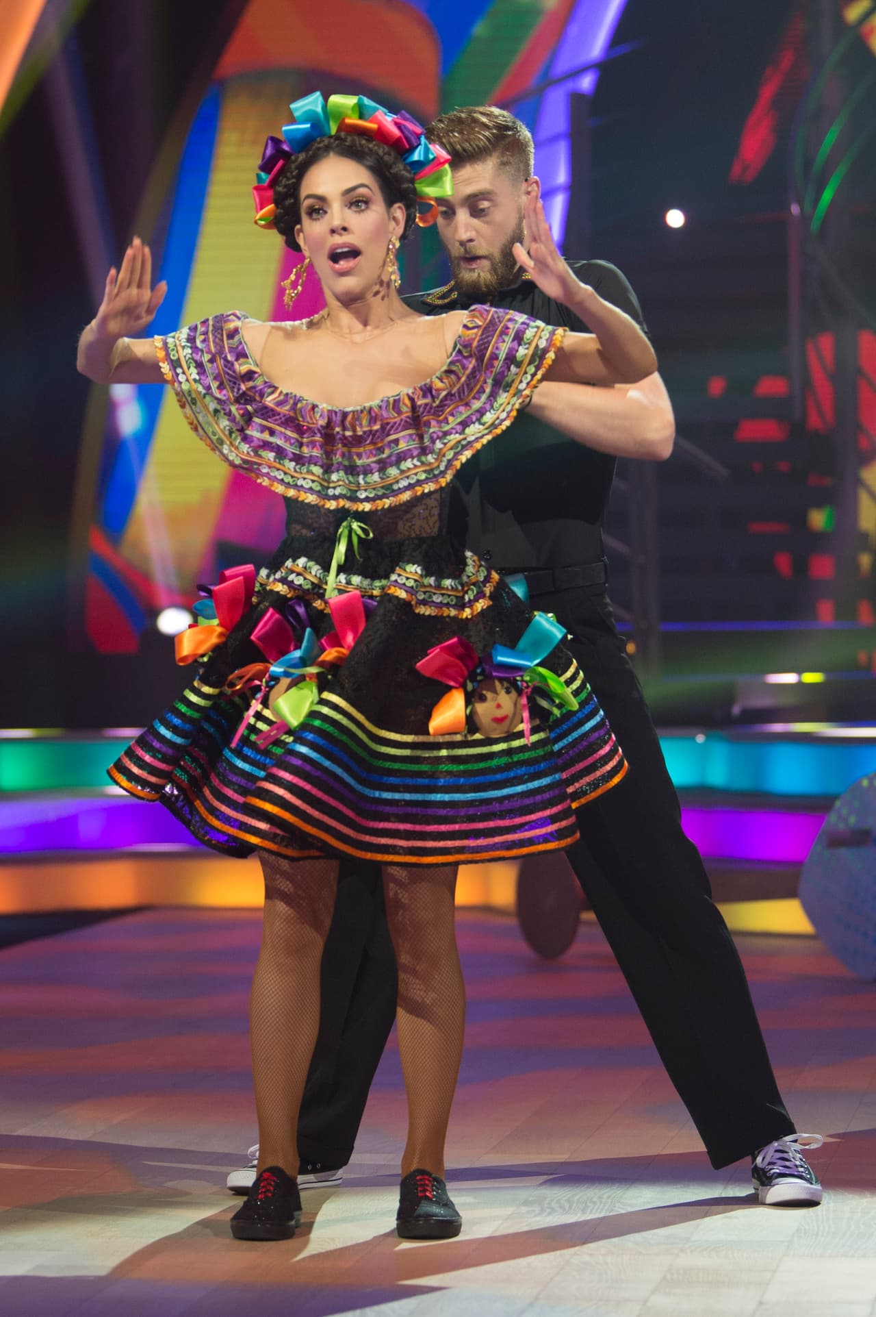 Abriendo el tercer duelo, llega una hermosa muñeca a la pista de Mira Quién Baila, Sara Corrales baila hoy al ritmo de "Caray"