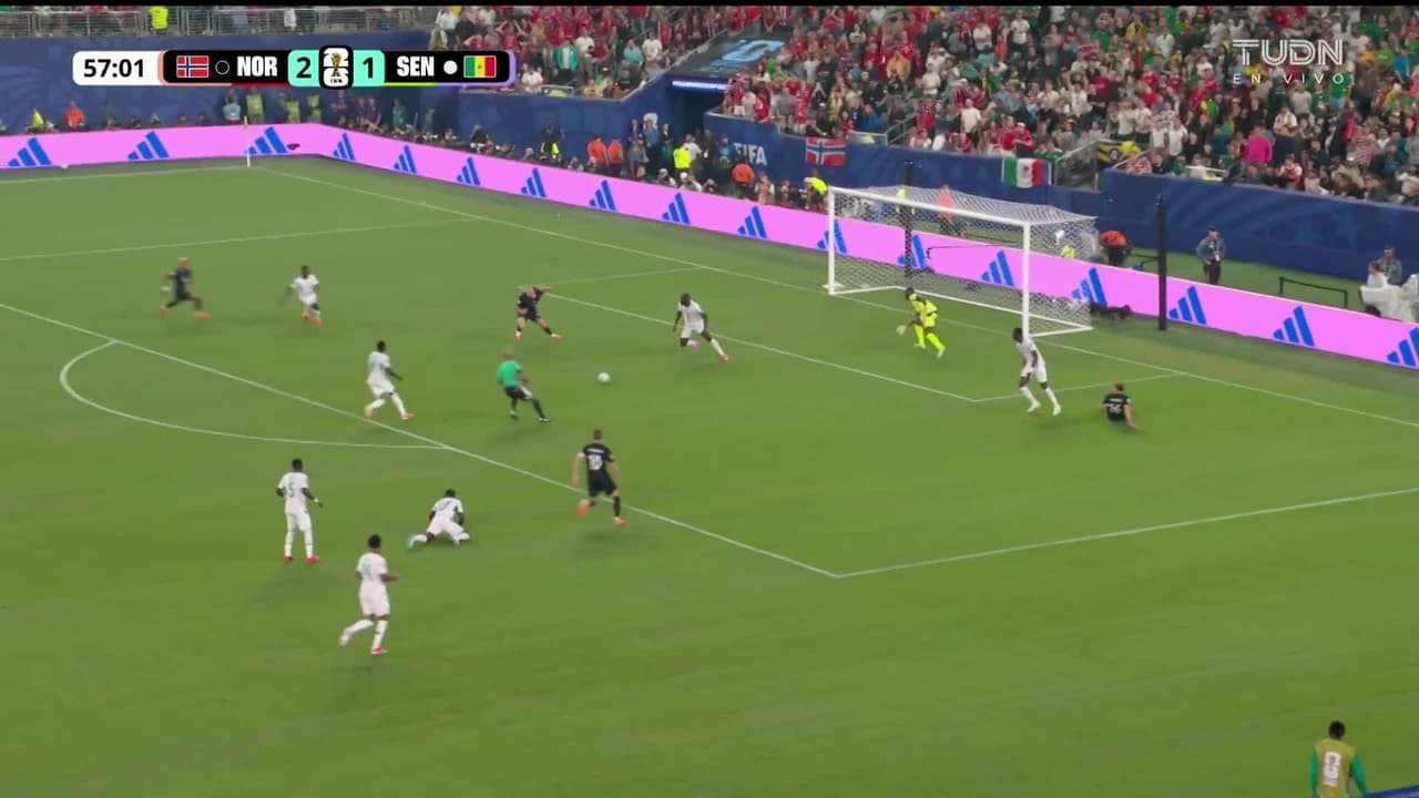 ¡GOL!  anota para Noruega. Erling Haaland