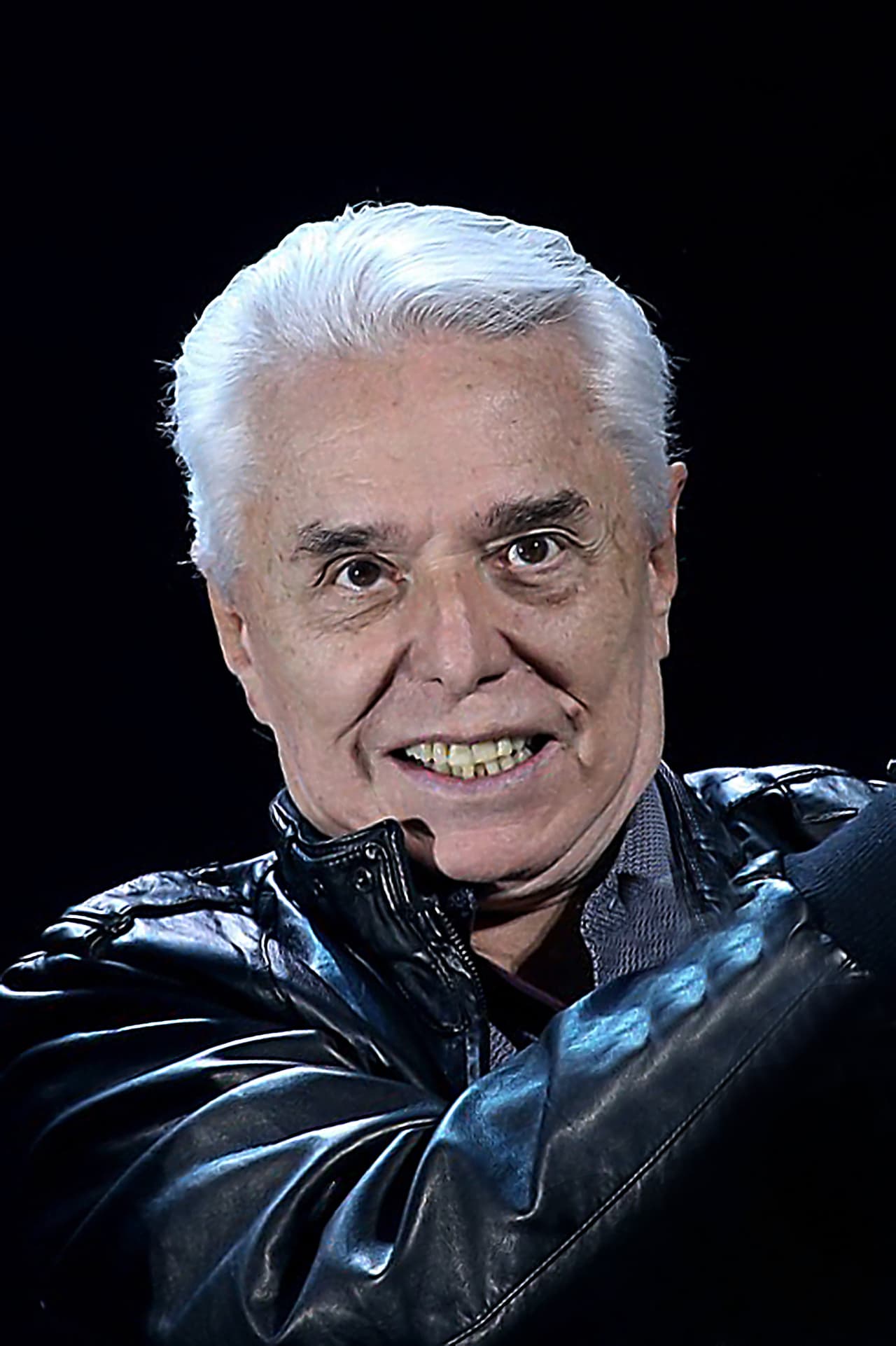 En febrero de 2020 fue tachado de racista cuando durante su participación en Miembros Al Aire señaló que los afrodescendientes son “buena onda como esclavos” y detalló que Jhonny Laboriel se convirtió en su amigo “al final, (de su carrera) cuando vimos que traía una representante blanca”.