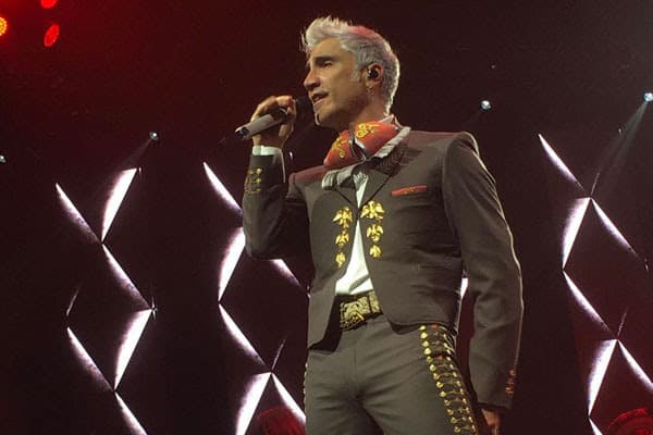 Tras críticas, Alejandro Fernández evita cantar Mátalas: "no aceptamos la violencia"