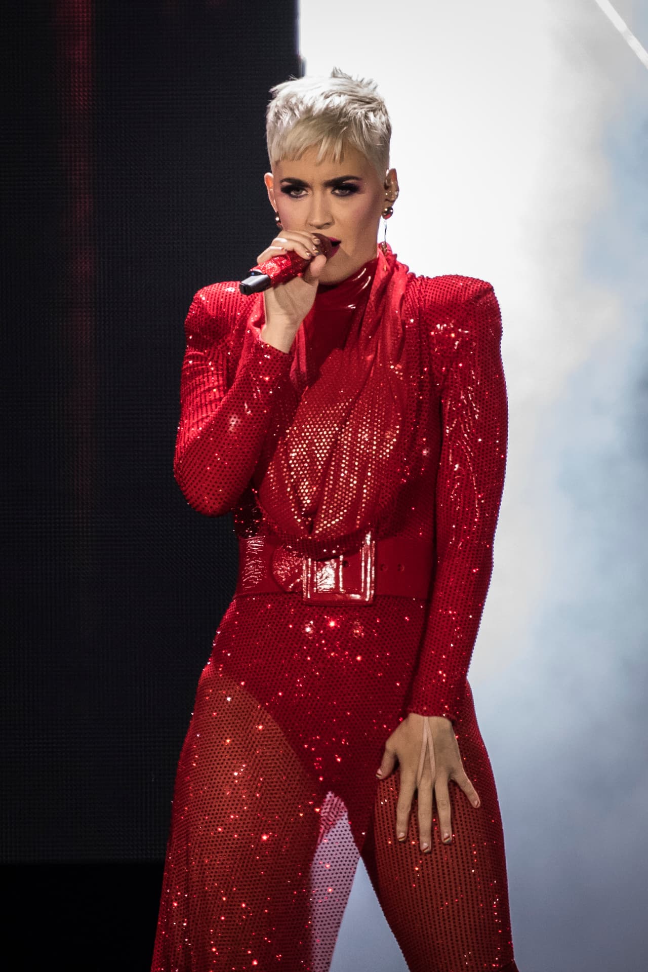Katy Perry. La cantante mide 1.72 metros, y aunque hoy en día pesa 59 kilos, en el pasado tuvo problemas, pues llegó a pesar casi 63, reveló a la revista Elle.