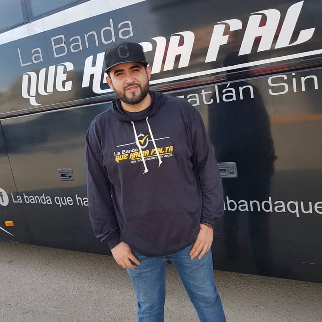 Grupero sufre fuerte accidente automovilístico y provoca la muerte de una pareja