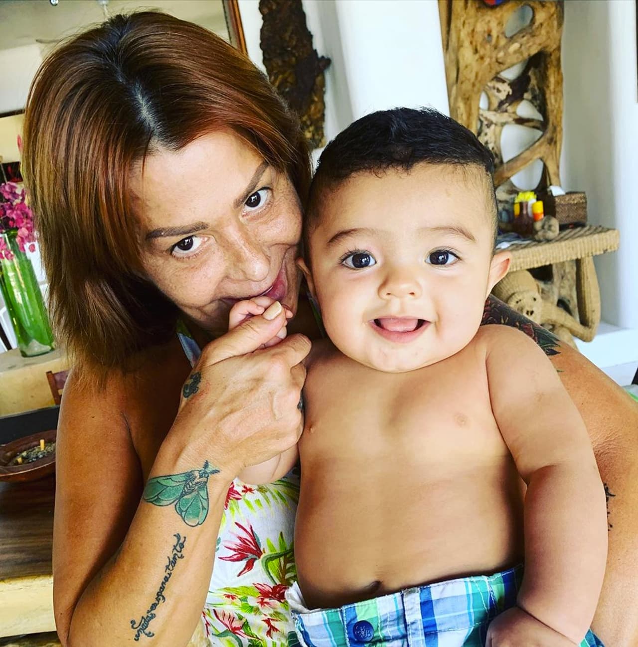 Alejandra Guzmán posa junto a su sobrino