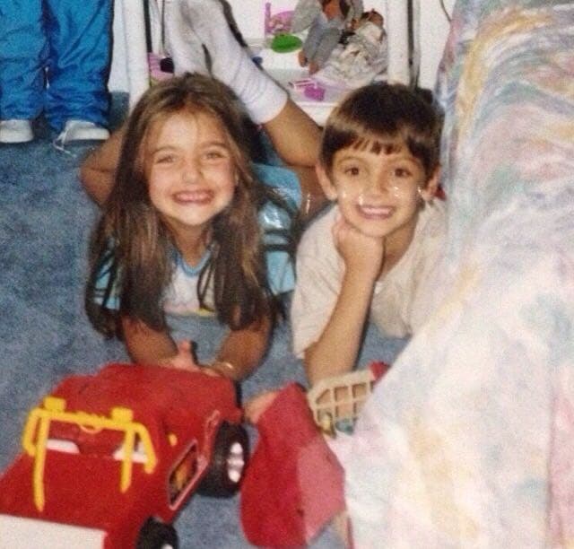 Aunque han sido pocas las fotografías de infancia que Renaud ha dejado ver en su cuenta de Instagram, la mayoría de ellas han sido en compañía de sus hermanos.