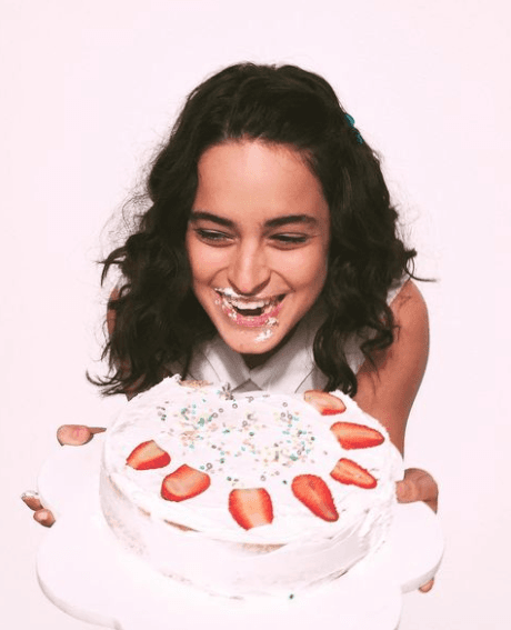 ¿Qué te gusta y qué no te gusta comer? “Me gusta comer de todo un poco, ahorita no estoy comiendo carnes rojas porque lo dejo intermitente, me encantan los mariscos, la comida oriental. Algo que no me gusta comer es el hígado, no me gusta desde chiquita, no le doy oportunidad”.