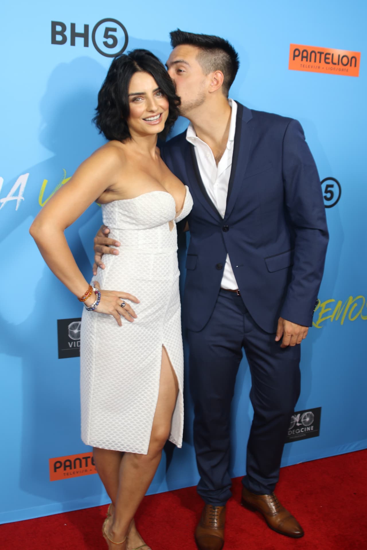 Se le vio feliz posando junto a su hermano Vadhir Derbez.
