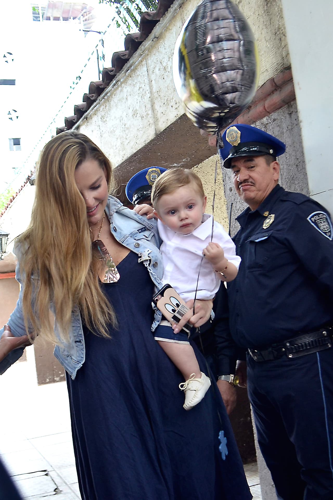 Mientras Marjorie de Sousa obtenía el pasaporte de su hijo, quien ahora podrá salir del país por primera vez tras el pleito legal que enfrentaron sus padres por casi tres años, Julián Gil gritó su amor por Valeria Marín en redes sociales.