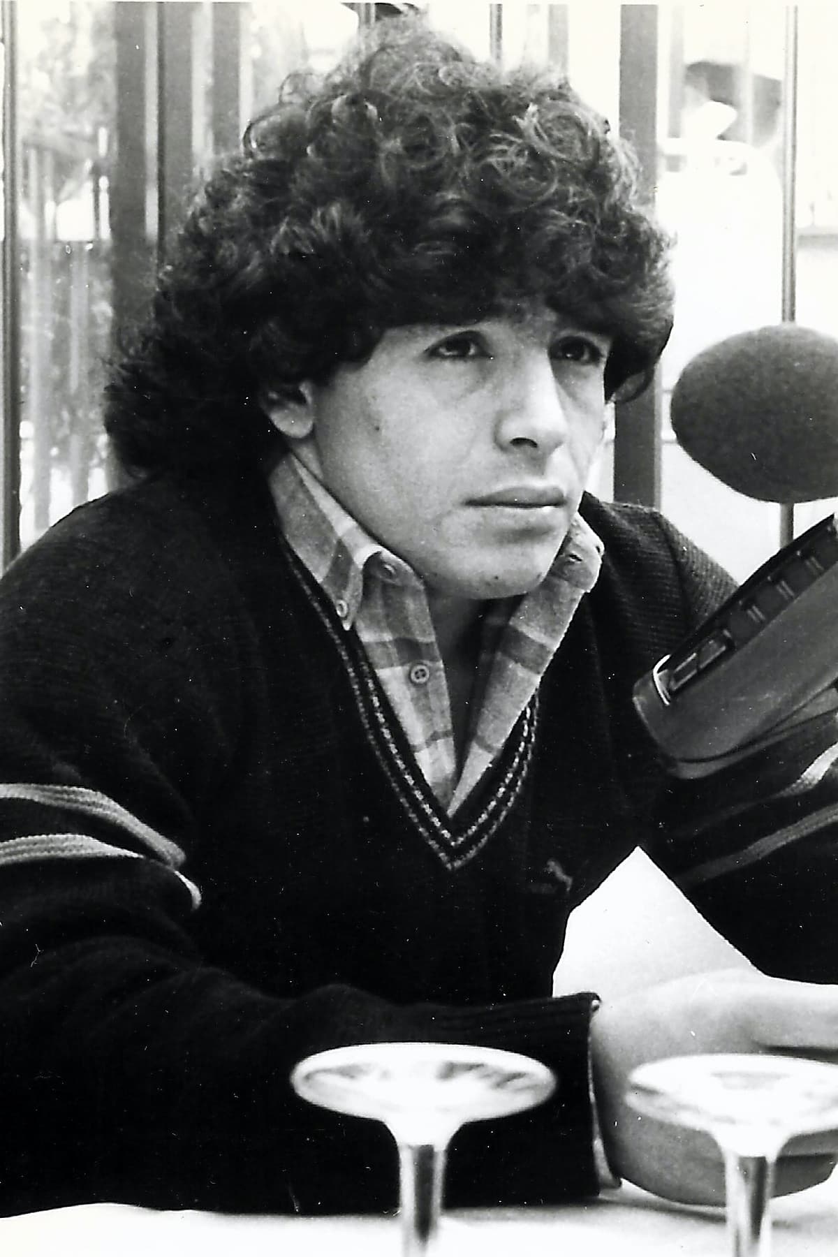 El comunicador relató que en su afán por cumplir la exclusiva que le había encomendado se acercó a Maradona en el aeropuerto para invitarlo al programa en el que colaboraba: "Le dije ‘por favor, vente al noticiero’; me respondió ‘no, es que ya nos vamos a cenar y vengo muy cansado'. (Insistí) ‘Así como tú quieres triunfar en la cancha yo quiero triunfar en lo mío y si no vienes conmigo me van a correr’. Maradona se sensibilizó y nos fuimos”, recordó.