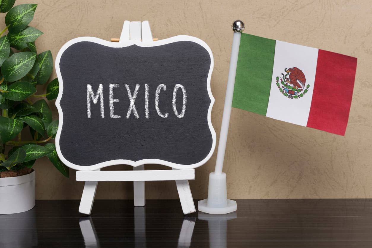 Todo buen godin decora su lugar con al menos una bandera de México; algunos más apasionados ponen cadenas de papel china tricolor