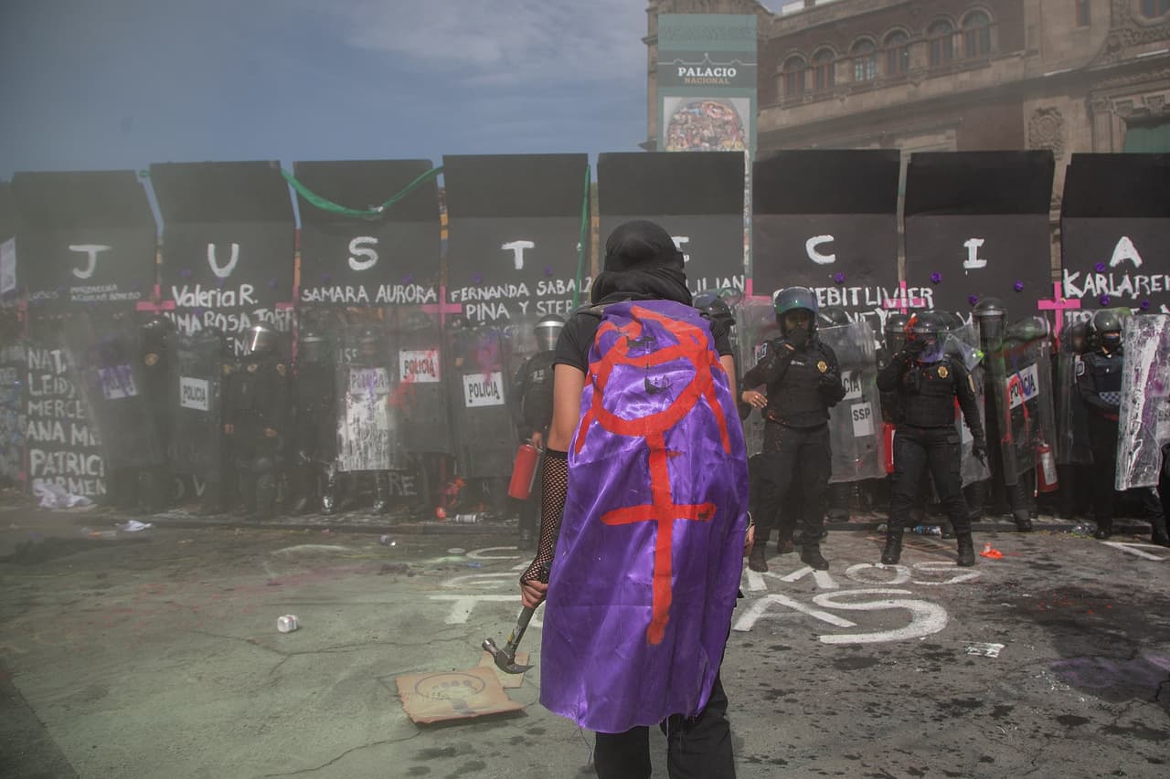 En la protesta, las mujeres pidieron decidir sobre su cuerpo, esclarecer feminicidios, desapariciones, igualdad de derechos y fin de la violencia de género.