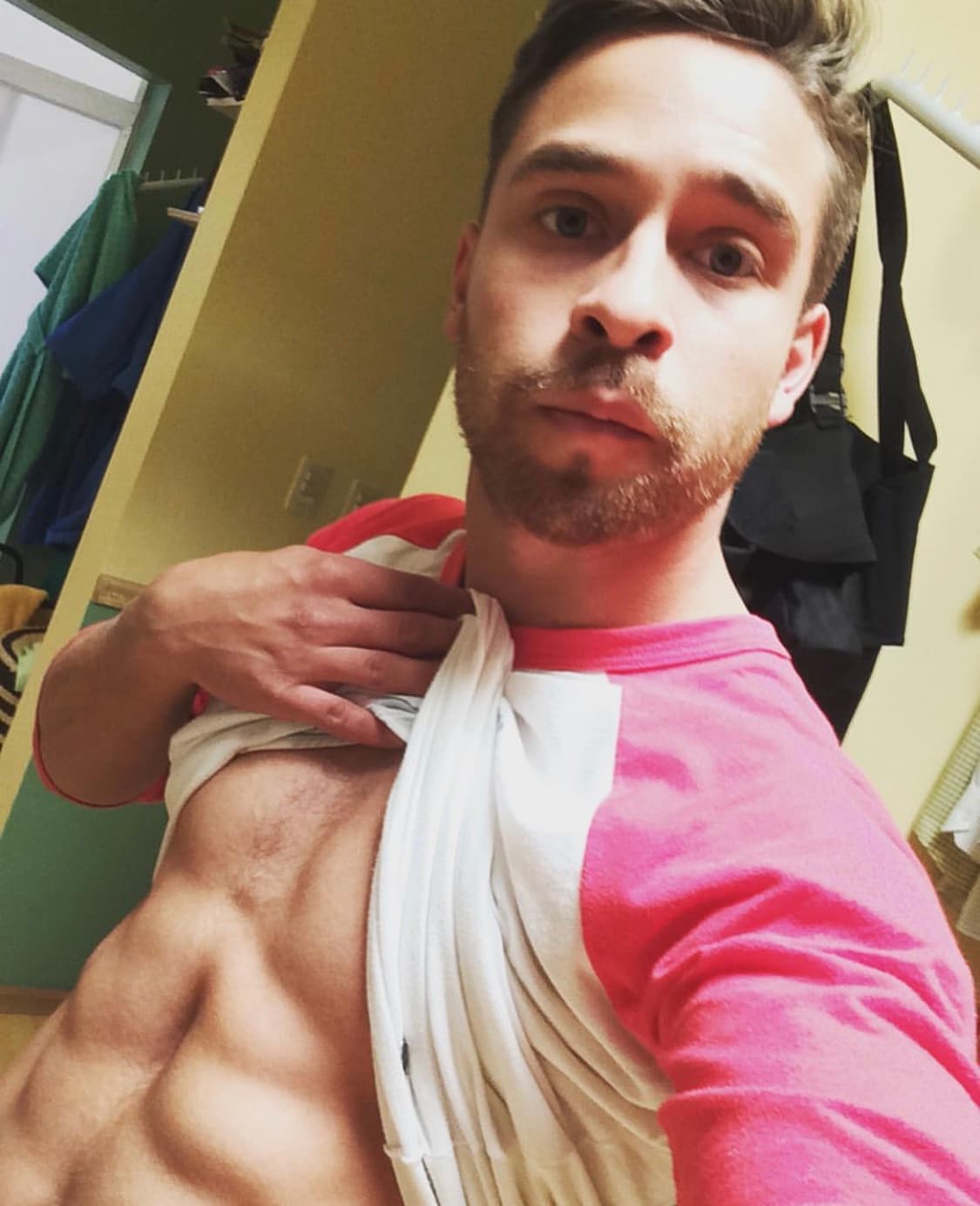 Sin embargo, a diferencia de su famoso padre, Diego no siguió sus pasos en la actuación y ha forjado una carrera como entrenador personal y especialista en nutrición.
