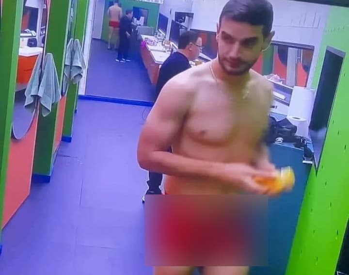 Adrián Marcelo enseña de más