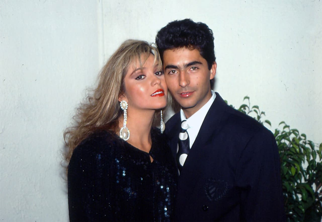 RAÚL ARAIZA Y DANIELA CASTRO: En 1991, justo en medio del éxito de la telenovela Cadenas de amargura, sus protagonistas llevaron su amor de la ficción a la realidad y tras 5 años, el romance finalizó por culpa del ahora conductor, quien durante la sección “A corazón abierto” del programa Hoy, admitió que el alcoholismo que padecía en ese momento hizo la relación “tormentosa”, aunque aseguró que actualmente tiene una buena relación de amistad con Daniela.