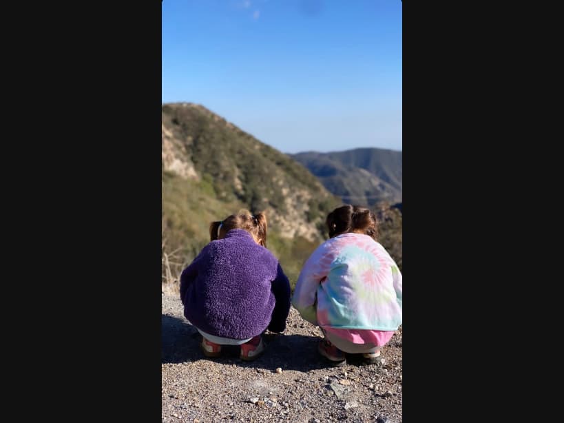 Y es que en la imágenes se puede apreciar que ambas son compañeras de juego, pues en una de las instantáneas fueron captadas recolectando tierra y conviviendo con la naturaleza.