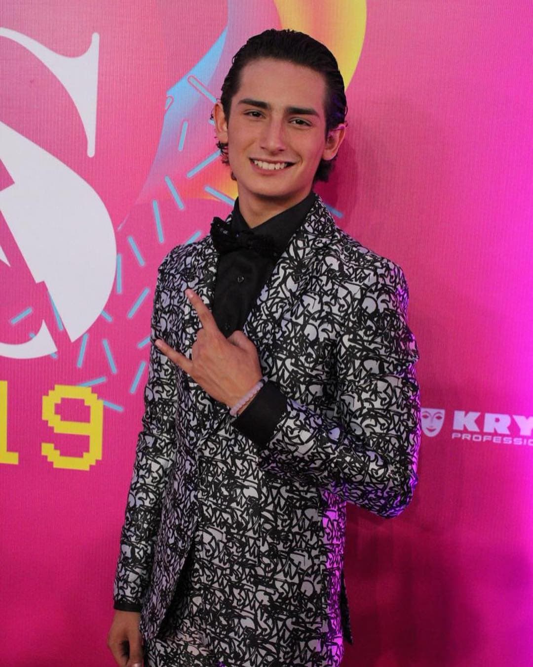 Por otro lado, Emilio Osorio le ha apostado a los sacos con diseños en el exterior, así como a las camisas cuello y manga larga.