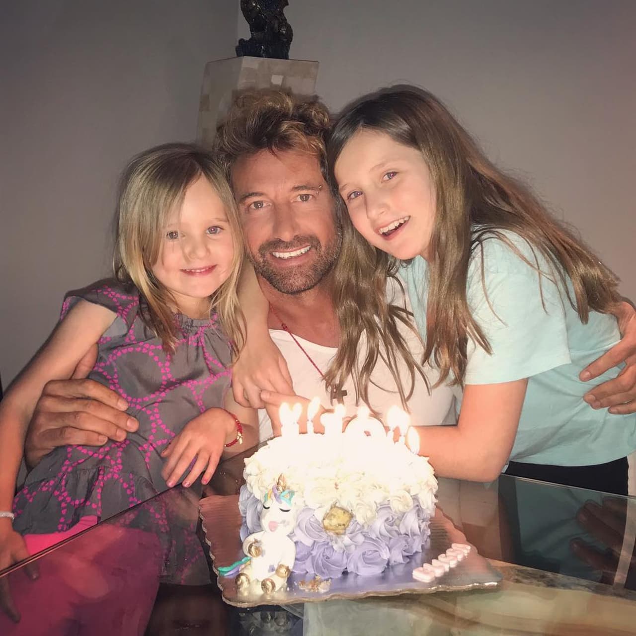 Gabriel Soto disfruta de una tarde junto a sus hijas mientras Geraldine trabaja en Nueva York