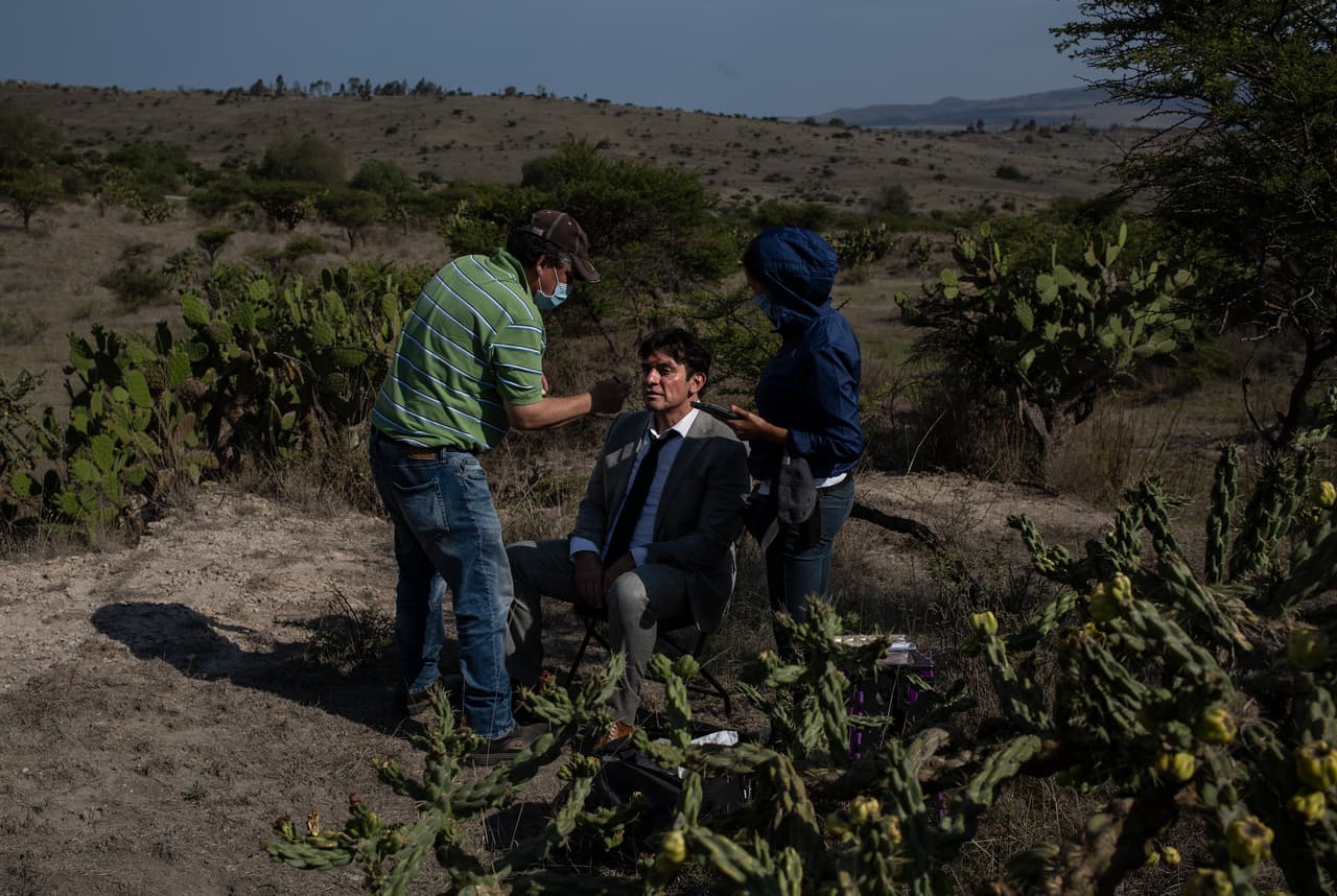 El actor recibe los últimos retoques de maquillaje y peinado para grabar su escena.