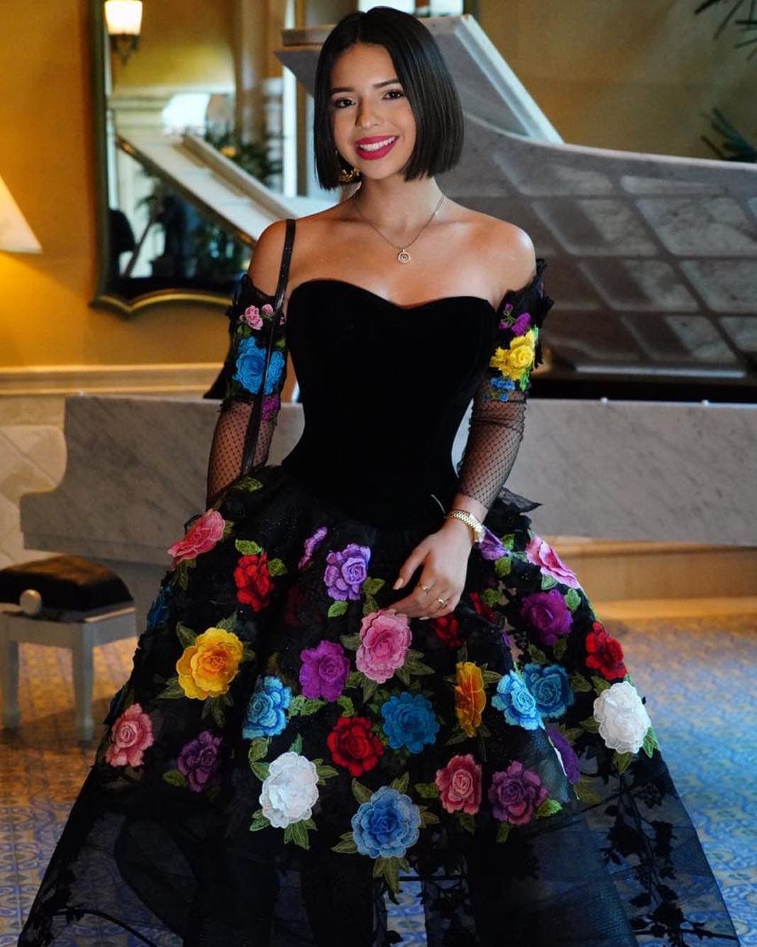 Para la entrega de los premios Latin Gammy de 2018, Ángela optó por un diseño negro, destacando la falda amplia con las flores bordadas, mostrando una vez más el gran amor que siente por sus raíces mexicanas.