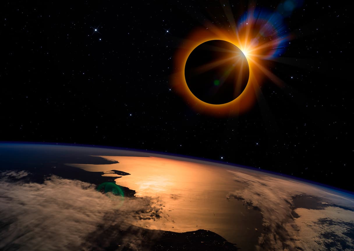 Eclipse Solar en cielo estrellado