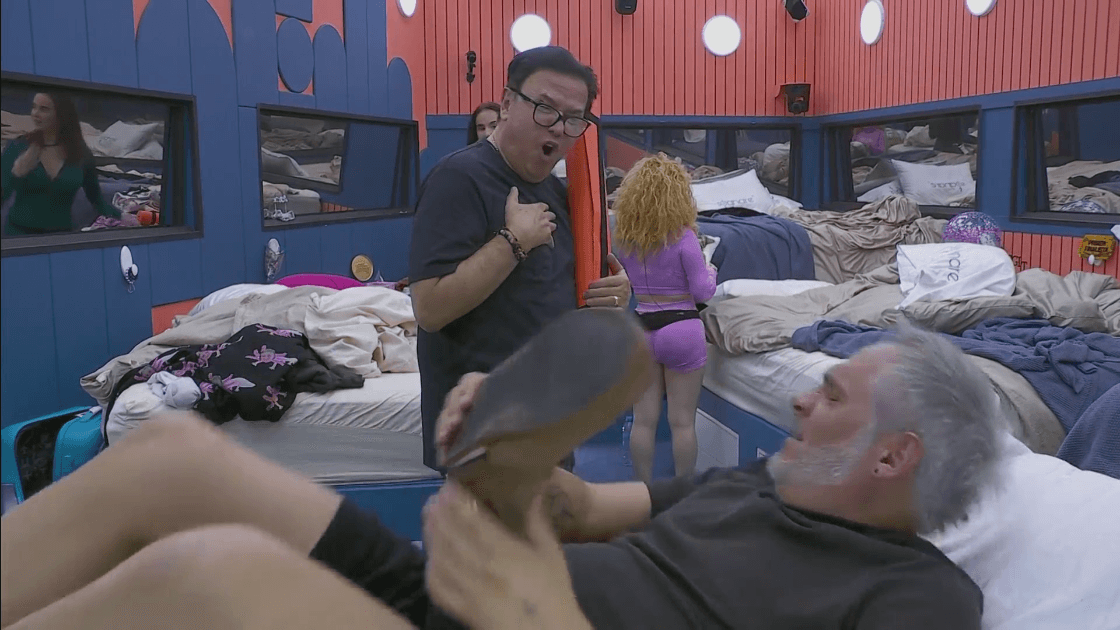Arath e pega a Mayito con su pantufla